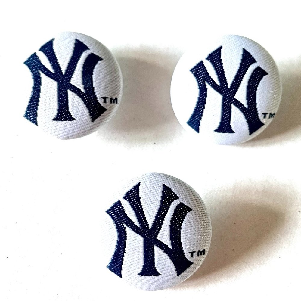 Set of 3 NY Yankees logo buttons - Picture 5 of 5